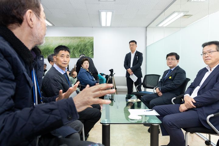 [서울=뉴시스] 김성환 기후에너지환경부 장관이 31일 서울 중구에 마련된 가습기살균제 피해자 소통공간에서 피해자 및 가족과 간담회를 갖고 건의사항을 경청하고 있다. (사진=기후에너지환경부 제공) 2025.10.31. photo@newsis.com *재판매 및 DB 금지