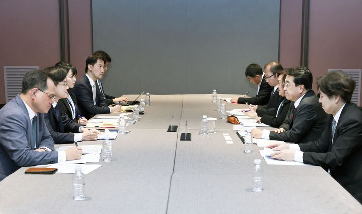 [서울=뉴시스] 김정관 산업통상부 장관이 31일 경북 경주시 소노캄호텔에서 아카자와 료세이 일본 경제산업성 대신과 면담하고 있다. (사진=산업통상부 제공) 2025.10.31. photo@newsis.com *재판매 및 DB 금지
