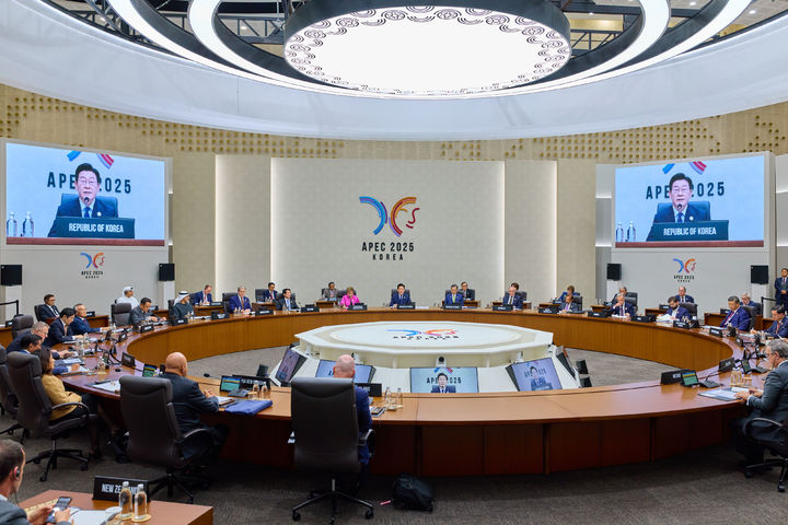 [경주=뉴시스] 최동준 기자 = 이재명 대통령이 31일 경북 경주화백컨벤션센터에서 열린 2025 아시아태평양경제협력체(APEC) 정상회의 제1세션에서 발언하고 있다. (사진=대통령실 제공) 2025.10.31. photo@newsis.com *재판매 및 DB 금지