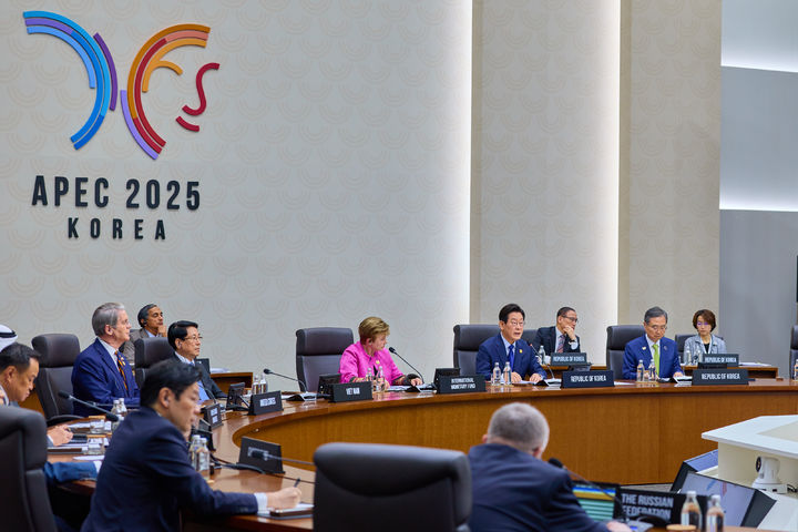 [경주=뉴시스] 최동준 기자 = 이재명 대통령이 31일 경북 경주화백컨벤션센터에서 열린 2025 아시아태평양경제협력체(APEC) 정상회의 제1세션에서 발언하고 있다. (사진=대통령실 제공) 2025.10.31. photo@newsis.com *재판매 및 DB 금지