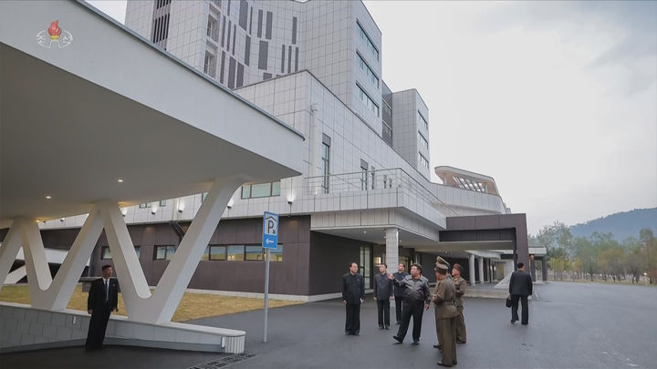 [서울=뉴시스] 북한 조선중앙TV는 지난 30일 김정은 국무위원장이 완공 단계에 이른 평양시 강동군병원 건설현장을 돌아봤다고 31일 보도했다. (사진=조선중앙TV 캡쳐) 2025.10.31. photo@newsis.com *재판매 및 DB 금지