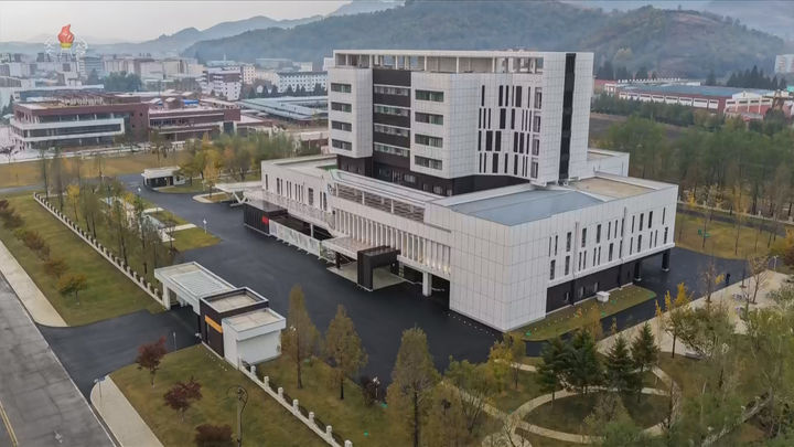 [서울=뉴시스] 북한 조선중앙TV는 지난 30일 김정은 국무위원장이 완공 단계에 이른 평양시 강동군병원 건설현장을 돌아봤다고 31일 보도했다. (사진=조선중앙TV 캡쳐) 2025.10.31. photo@newsis.com *재판매 및 DB 금지