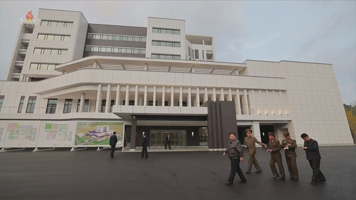 [서울=뉴시스] 북한 조선중앙TV는 지난 30일 김정은 국무위원장이 완공 단계에 이른 평양시 강동군병원 건설현장을 돌아봤다고 31일 보도했다. (사진=조선중앙TV 캡쳐) 2025.10.31. photo@newsis.com *재판매 및 DB 금지