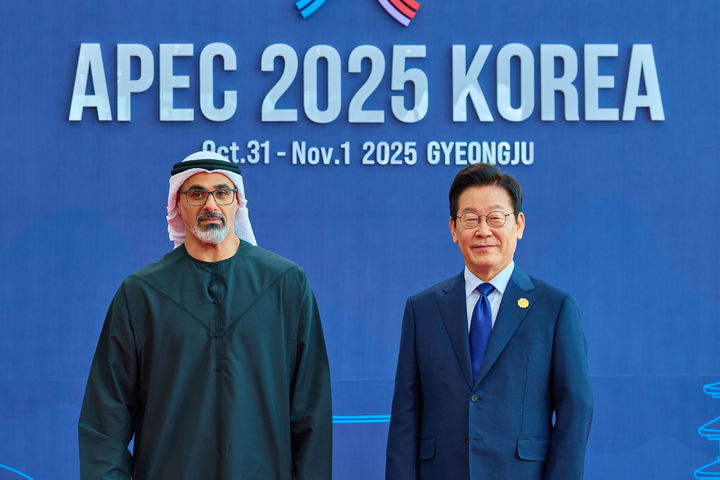 [경주=뉴시스] 최동준 기자 = 이재명 대통령과 칼리드 빈 모하메드 빈 자예드 알 나흐얀 UAE 아부다비 왕세자가 31일 경북 경주화백컨벤션센터에서 열린 2025 아시아태평양경제협력체(APEC) 정상회의에서 기념촬영을 하고 있다. (사진=대통령실 제공) 2025.10.31. photo@newsis.com *재판매 및 DB 금지