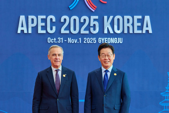 [경주=뉴시스] 최동준 기자 = 이재명 대통령과 마크 카니 캐나다 총리가 31일 경북 경주화백컨벤션센터에서 열린 2025 아시아태평양경제협력체(APEC) 정상회의에서 기념촬영을 하고 있다. (사진=대통령실 제공) 2025.10.31. photo@newsis.com *재판매 및 DB 금지