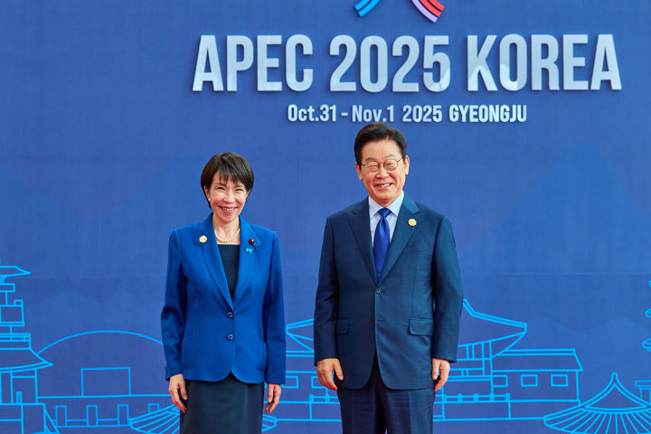 [경주=뉴시스] 최동준 기자 = 이재명 대통령과 다카이치 사나에 일본 총리가 지난달 31일 경북 경주화백컨벤션센터에서 열린 2025 아시아태평양경제협력체(APEC) 정상회의에서 기념촬영을 하고 있다. (사진=대통령실 제공) 2025.11.07. photo@newsis.com *재판매 및 DB 금지