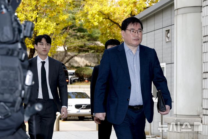 [서울=뉴시스] 김혜진 기자 = 대장동 개발 비리 의혹으로 재판에 넘겨진 유동규 전 성남도시개발공사 본부장이 지난달 31일 서울 서초구 중앙지법에서 열린 1심 선고공판에 출석하고 있다. (공동취재) 2025.10.31. photo@newsis.com