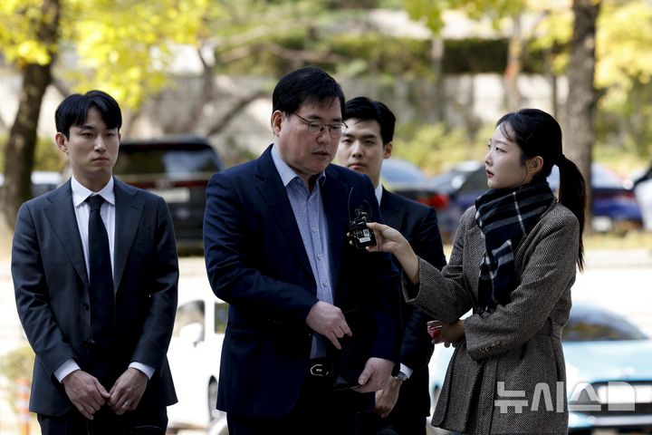 [서울=뉴시스] 김혜진 기자 = 대장동 개발 비리 의혹으로 재판에 넘겨진 유동규 전 성남도시개발공사 본부장이 31일 서울 서초구 중앙지법에서 열린 1심 선고공판에 출석하며 입장을 밝히고 있다. (공동취재) 2025.10.31. photo@newsis.com