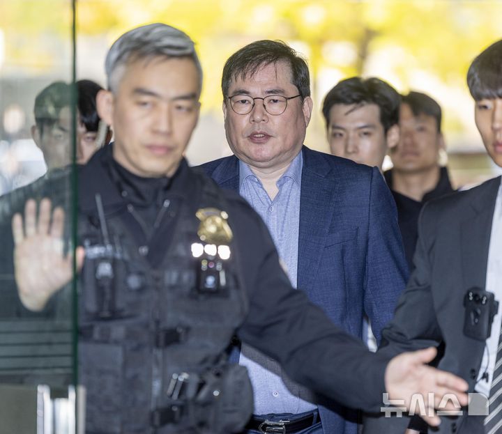 [서울=뉴시스] 김혜진 기자 = 대장동 개발 비리 의혹으로 재판에 넘겨진 유동규 전 성남도시개발공사 본부장이 31일 서울 서초구 중앙지법에서 열린 1심 선고공판에 출석하고 있다. (공동취재) 2025.10.31. photo@newsis.com