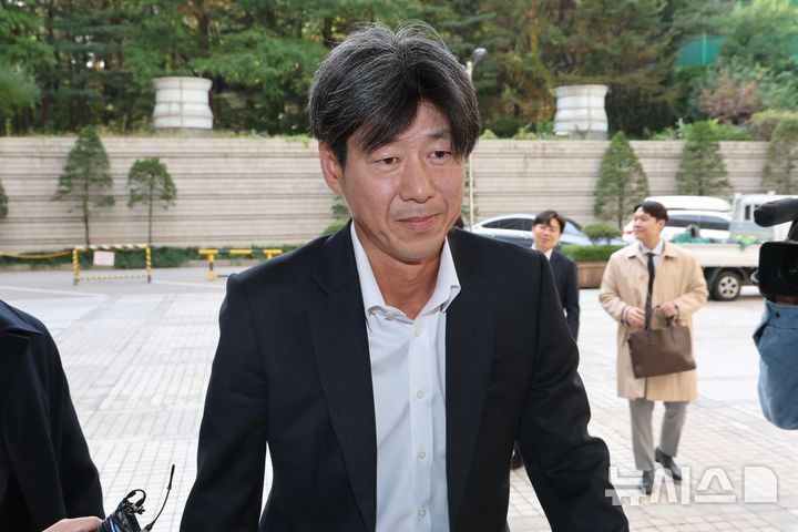 [서울=뉴시스] 김혜진 기자 = 대장동 개발 비리 의혹 사건에 연루돼 특정경제범죄 가중처벌법상 배임 등 혐의로 기소된 남욱 변호사가 지난달 31일 서울 서초구 서울중앙지방법원에서 열린 1심 선고공판에 출석하고 있다. (공동취재) 2025.10.31. photo@newsis.com