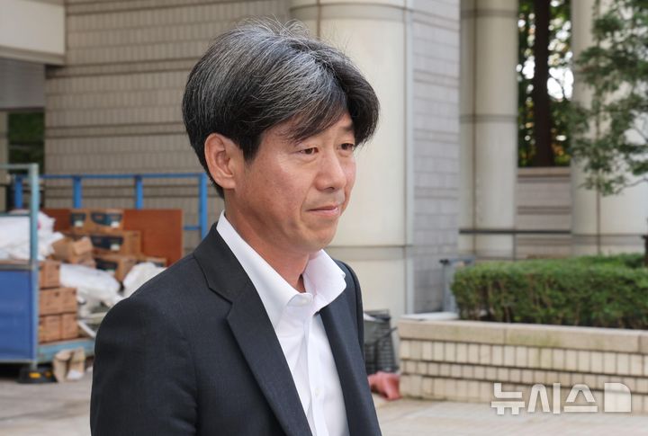 [서울=뉴시스] 김혜진 기자 = 대장동 개발 비리 의혹 사건에 연루돼 특정경제범죄 가중처벌법상 배임 등 혐의로 기소된 남욱 변호사가 31일 서울 서초구 서울중앙지방법원에서 열린 1심 선고공판에 출석하고 있다. (공동취재) 2025.10.31. photo@newsis.com