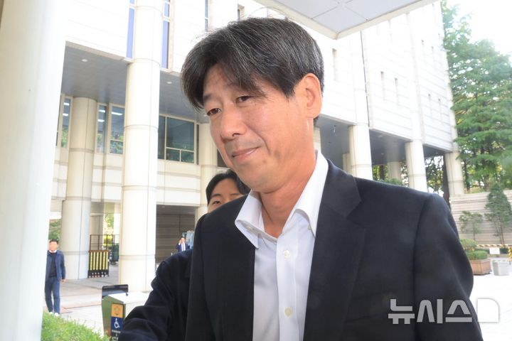 [서울=뉴시스] 김혜진 기자 = 대장동 개발 비리 의혹 사건에 연루돼 특정경제범죄 가중처벌법상 배임 등 혐의로 기소된 남욱 변호사가 지난달 31일 서울 서초구 서울중앙지방법원에서 열린 1심 선고공판에 출석하고 있다. (공동취재) 2025.11.17. photo@newsis.com