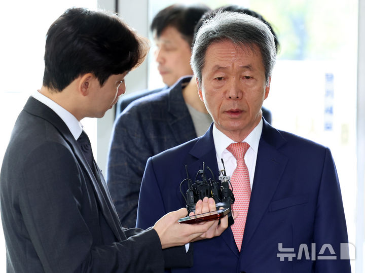 [서울=뉴시스] 이영환 기자 = 김용원 국가인권위원회 상임위원이 31일 오후 서울 서초구 순직해병 특검팀(이명현 특별검사) 사무실에서 진행되는 피의자 소환조사에 출석하고 있다. 2025.10.31. 20hwan@newsis.com