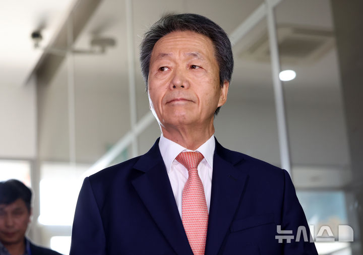 [서울=뉴시스] 이영환 기자 = 김용원 국가인권위원회 상임위원이 31일 오후 서울 서초구 순직해병 특검팀(이명현 특별검사) 사무실에서 진행되는 피의자 소환조사에 출석하고 있다. 2025.10.31. 20hwan@newsis.com