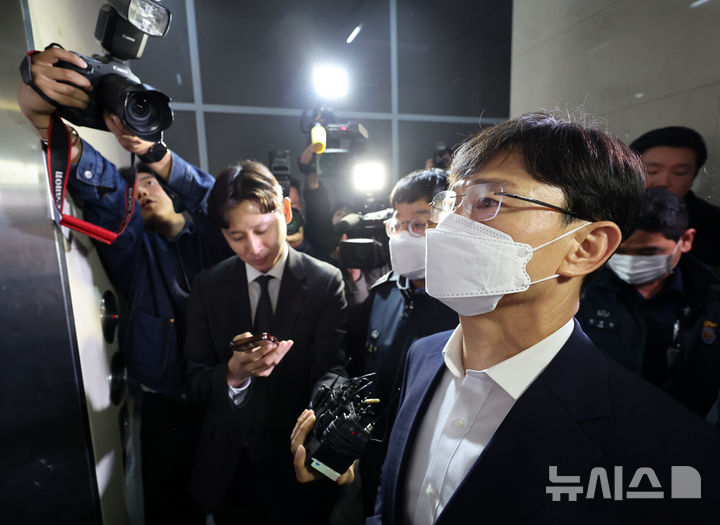 [서울=뉴시스] 이영환 기자 = 임성근 전 해병대 1사단장이 31일 오후 서울 서초구 순직해병 특검팀(이명현 특별검사) 사무실에서 진행되는 피의자 소환조사에 출석하고 있다. 2025.10.31. 20hwan@newsis.com