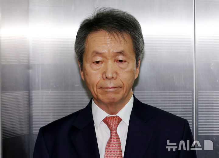 [서울=뉴시스] 이영환 기자 = 김용원 국가인권위원회 상임위원이 31일 오후 서울 서초구 순직해병 특검팀(이명현 특별검사) 사무실에서 진행되는 피의자 소환조사에 출석하고 있다. 2025.10.31. 20hwan@newsis.com