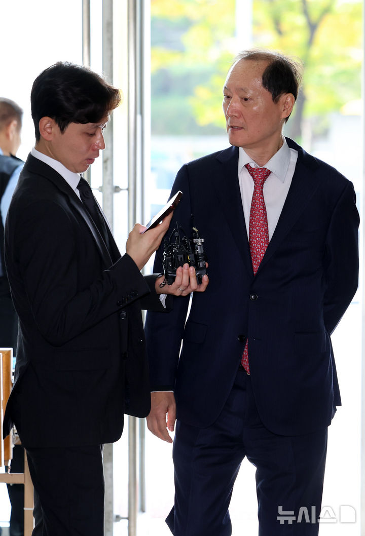 [서울=뉴시스] 이영환 기자 = 임성근 전 해병대 1사단장이 변호인 이완규 전 법제처장이 31일 오후 서울 서초구 순직해병 특검팀(이명현 특별검사) 사무실로 향하고 있다. 2025.10.31. 20hwan@newsis.com