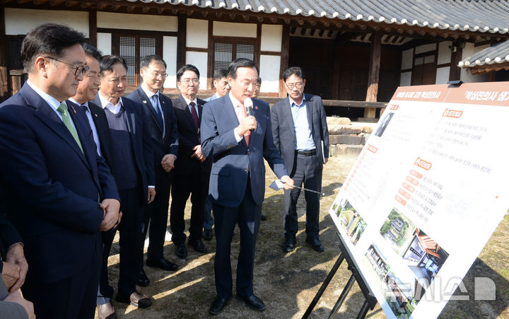 [울산=뉴시스] 배병수 기자 = 우원식(왼쪽) 국회의장이 31일 울산 북구 독립운동가 박상진선생 생가를 방문해 박천동 북구청으로부터 생가에 대한 설명을 듣고 있다.2025.10.31.bbs@newsis.com.