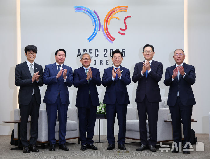 [경주=뉴시스] 고범준 기자 = 이재명 대통령이 31일 APEC 정상회의 장소인 경북 경주화백컨벤션센터(HICO)에서 젠슨 황 엔비디아 최고경영자(CEO) 접견에 앞서 참석자들과 기념촬영을 하고 있다.   왼쪽부터 이해진 네이버 의장, 최태원 SK그룹 회장, 젠슨 황 엔비디아 최고경영자(CEO), 이 대통령, 이재용 삼성전자 회장, 정의선 현대차그룹 회장. (대통령실통신사진기자단) 2025.10.31. bjko@newsis.com