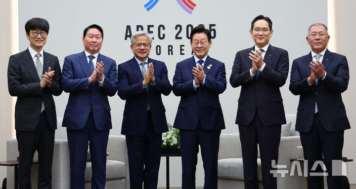 [경주=뉴시스] 고범준 기자 = 이재명 대통령이 31일 APEC 정상회의 장소인 경북 경주화백컨벤션센터(HICO)에서 젠슨 황 엔비디아 최고경영자(CEO) 접견에 앞서 참석자들과 기념촬영을 하고 있다.   왼쪽부터 이해진 네이버 의장, 최태원 SK그룹 회장, 젠슨 황 엔비디아 최고경영자(CEO), 이 대통령, 이재용 삼성전자 회장, 정의선 현대차그룹 회장. (대통령실통신사진기자단) 2025.10.31. bjko@newsis.com
