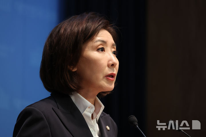 [서울=뉴시스] 김금보 기자 = 나경원 국민의힘 의원이 31일 오후 서울 여의도 국회 소통관에서 기자회견을 열고 이재명 대통령에 대한 재판 촉구, 추미애 법제사법위원회 위원장 규탄 등 현안 관련 발언을 하고 있다. 2025.10.31. kgb@newsis.com