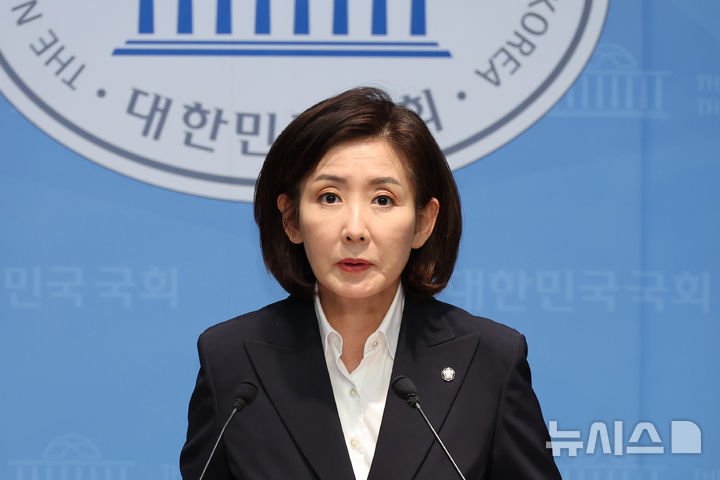 [서울=뉴시스] 김금보 기자 = 나경원 국민의힘 의원이 31일 오후 서울 여의도 국회 소통관에서 기자회견을 열고 이재명 대통령에 대한 재판 촉구, 추미애 법제사법위원회 위원장 규탄 등 현안 관련 발언을 하고 있다.  2025.10.31. kgb@newsis.com