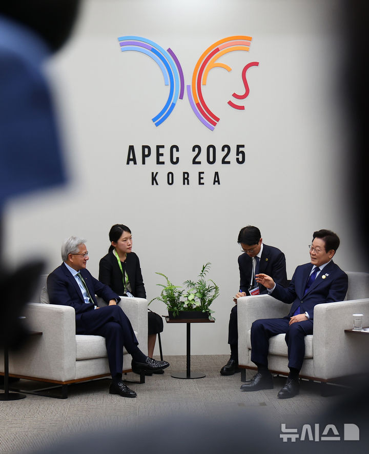 [경주=뉴시스] 고범준 기자 = 이재명 대통령이 31일 APEC 정상회의 장소인 경북 경주화백컨벤션센터(HICO)에서 젠슨 황 엔비디아 최고경영자(CEO)를 접견하고 있다. (대통령실통신사진기자단) 2025.10.31. bjko@newsis.com