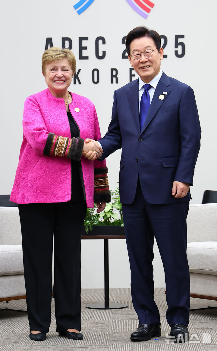 [경주=뉴시스] 고범준 기자 = 이재명 대통령과 크리스탈리나 게오르기에바 국제통화기금(IMF) 총재가 31일 APEC 정상회의 장소인 경북 경주화백컨벤션센터(HICO)에서 면담 하기 전 악수하고 있다. (대통령실통신사진기자단) 2025.10.31. bjko@newsis.com