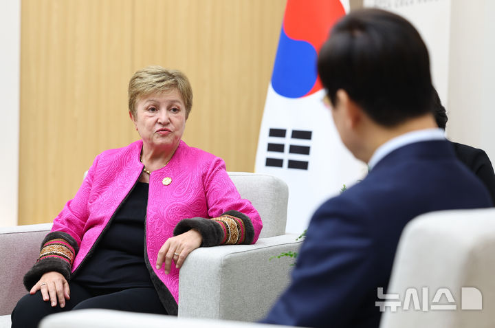 [경주=뉴시스] 고범준 기자 = 크리스탈리나 게오르기에바 국제통화기금(IMF) 총재가 31일 APEC 정상회의 장소인 경북 경주화백컨벤션센터(HICO)에서 이재명 대통령과 면담을 하고 있다. (대통령실통신사진기자단) 2025.10.31. bjko@newsis.com