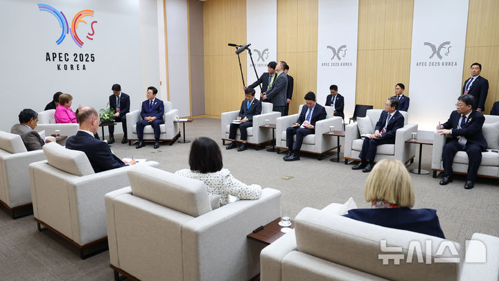 [경주=뉴시스] 고범준 기자 = 이재명 대통령이 31일 APEC 정상회의 장소인 경북 경주화백컨벤션센터(HICO)에서 크리스탈리나 게오르기에바 국제통화기금(IMF) 총재를 접견하고 있다. (대통령실통신사진기자단) 2025.10.31. bjko@newsis.com