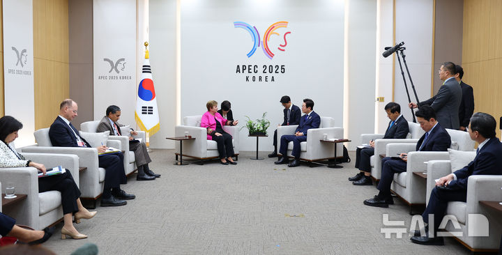 [경주=뉴시스] 고범준 기자 = 이재명 대통령이 31일 APEC 정상회의 장소인 경북 경주화백컨벤션센터(HICO)에서 크리스탈리나 게오르기에바 국제통화기금(IMF) 총재를 접견하고 있다. (대통령실통신사진기자단) 2025.10.31. bjko@newsis.com