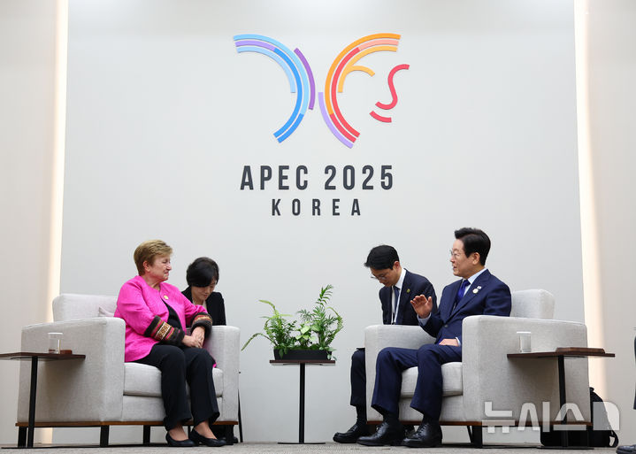 [경주=뉴시스] 고범준 기자 = 이재명 대통령이 31일 APEC 정상회의 장소인 경북 경주화백컨벤션센터(HICO)에서 크리스탈리나 게오르기에바 국제통화기금(IMF) 총재를 접견하고 있다. (대통령실통신사진기자단) 2025.10.31. bjko@newsis.com