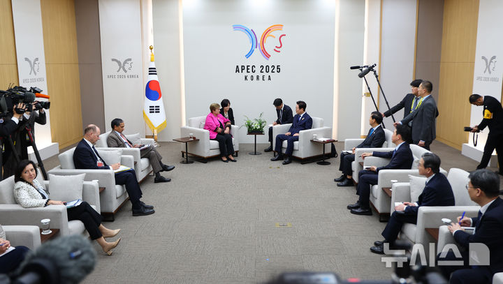 [경주=뉴시스] 고범준 기자 = 이재명 대통령이 31일 APEC 정상회의 장소인 경북 경주화백컨벤션센터(HICO)에서 크리스탈리나 게오르기에바 국제통화기금(IMF) 총재를 접견하고 있다. (대통령실통신사진기자단) 2025.10.31. bjko@newsis.com
