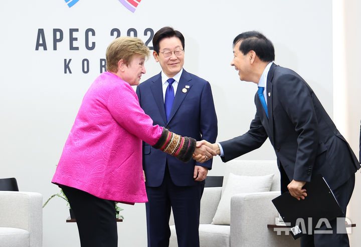 [경주=뉴시스] 고범준 기자 = 구윤철 경제부총리 겸 기획재정부 장관과 크리스탈리나 게오르기에바 국제통화기금(IMF) 총재가 2025년 10월31일 APEC 정상회의 장소인 경북 경주화백컨벤션센터(HICO)에서 악수하고 있다. (대통령실통신사진기자단) bjko@newsis.com. 2026.09.21.