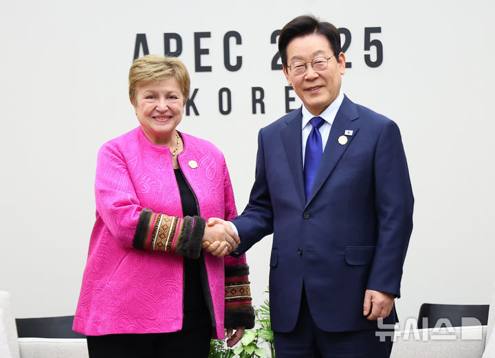 [경주=뉴시스] 고범준 기자 = 이재명 대통령과 크리스탈리나 게오르기에바 국제통화기금(IMF) 총재가 31일 APEC 정상회의 장소인 경북 경주화백컨벤션센터(HICO)에서 면담 하기 전 악수하고 있다. (대통령실통신사진기자단) 2025.10.31. bjko@newsis.com