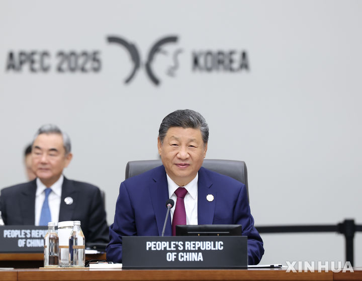 [경주=신화/뉴시스]시진핑(習近平) 중국 국가주석이 31일 아시아·태평양경제협력체(APEC) 경제정상회의 첫 세션에서 '모두를 위한 포용적 개방형 아시아·태평양경제 구축'이라는 제목의 연설을 하고 있다. 2025.10.31.