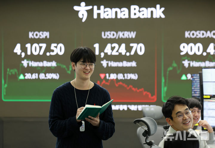 [서울=뉴시스] 이영환 기자 = 코스피가 전 거래일(4086.89)보다 20.61포인트(0.50%) 오른 4107.50에 마감한 31일 오후 서울 중구 하나은행 딜링룸 전광판에 지수가 표시되어 있다. 코스닥 지수는 전 거래일(890.86)보다 9.56포인트(1.07%) 상승한 900.42, 서울 외환시장에서 원·달러 환율은 전 거래일 주간거래 종가(1426.5원)보다 2.1원 내린 1424.4원에 주간 거래를 마무리했다. 2025.10.31. 20hwan@newsis.com