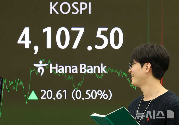 [서울=뉴시스] 이영환 기자 = 코스피가 전 거래일(4086.89)보다 20.61포인트(0.50%) 오른 4107.50에 마감한 31일 오후 서울 중구 하나은행 딜링룸 전광판에 지수가 표시되어 있다.코스닥 지수는 전 거래일(890.86)보다 9.56포인트(1.07%) 상승한 900.42, 서울 외환시장에서 원·달러 환율은 전 거래일 주간거래 종가(1426.5원)보다 2.1원 내린 1424.4원에 주간 거래를 마무리했다. 2025.10.31. 20hwan@newsis.com