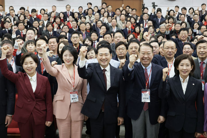 [서울=뉴시스] 김명년 기자 = 장동혁 국민의힘 대표가 31일 서울 강남구 세텍 컨벤션센터에서 열린 국민의힘 서울시당 당협위원장 및 선출직 공직자 워크숍에서 배현진 서울시당위원장 등 참석자들과 함께 구호를 외치고 있다.(사진=국민의힘 제공) 2025.10.31. photo@newsis.com *재판매 및 DB 금지