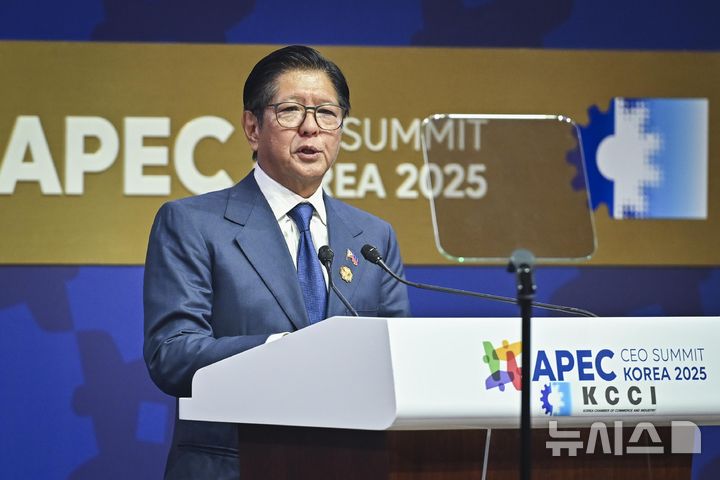 [경주=뉴시스] 이무열 기자 = 페르디난드 마르코스 필리핀 대통령이 지난달 31일 경북 경주예술의전당에서 열린 아시아태평양경제협력체(APEC) 정상회의 최고 경영자(CEO) 서밋에서 정상 특별연설을 하고 있다. (공동취재) 2025.11.16. photo@newsis.com