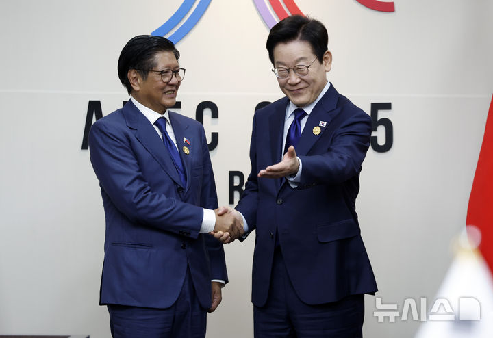 [경주=뉴시스] 최동준 기자 = 이재명 대통령과 페르디난드 로무알데즈 마르코스 주니어 필리핀 대통령이 31일 경북 경주화백컨벤션센터 APEC 정상회의장에서 한-필리핀 정상회담 기념촬영을 마치고 자리로 향하고 있다. 2025.10.31. photocdj@newsis.com