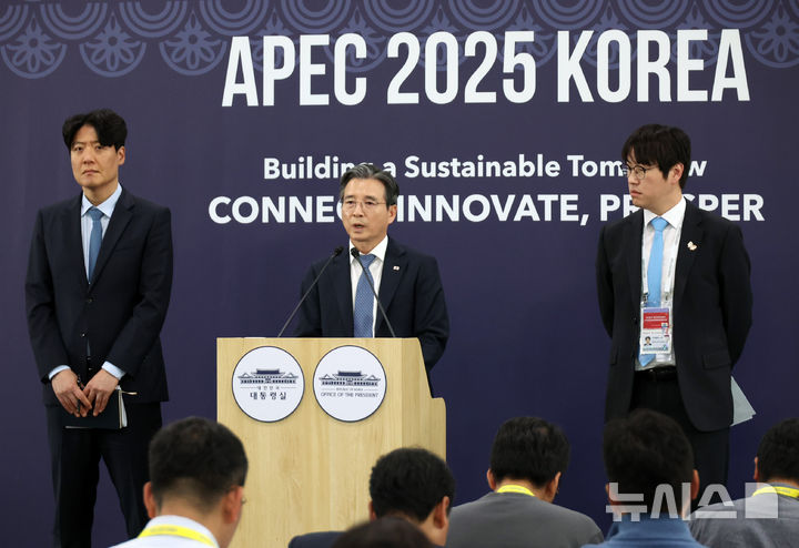 [경주=뉴시스] 고범준 기자 = 김용범 대통령실 정책실장이 31일 경북 경주 국제미디어센터(IMC) 중앙기자실에서 엔비디아 및 IMF 접견 관련 브리핑을 하고 있다. 김우창 국가AI정책비서관, 김 정책실장, 하정우 AI미래기획수석. (대통령실통신사진기자단) 2025.10.31. bjko@newsis.com