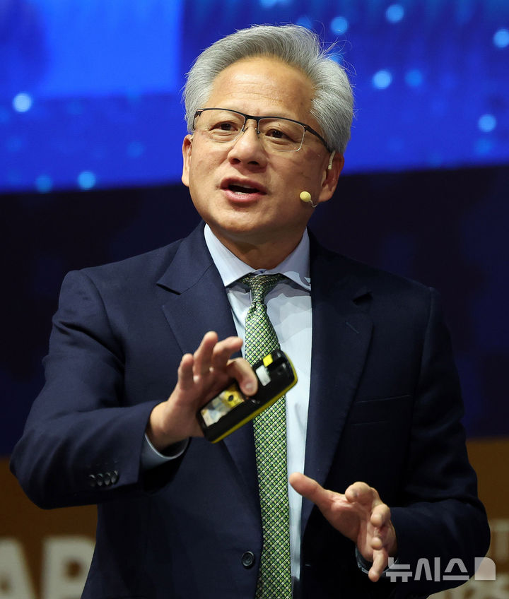 [경주=뉴시스] 추상철 기자 = 젠슨 황 엔비디아 최고경영자(CEO)가 31일 경북 경주예술의전당에서 열린 아시아태평양경제협의체(APEC) CEO 서밋에서 특별세션 기조연설을 하고 있다. 2025.10.31. scchoo@newsis.com