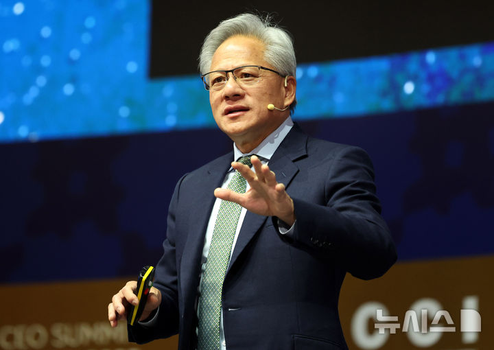 [경주=뉴시스] 젠슨 황 엔비디아 최고경영자(CEO)가 12일(현지 시간) 영국 일간 파이낸셜타임스(FT)의 '올해의 인물'로 선정됐다. 사진은 10월31일 경북 경주예술의전당에서 열린 아시아태평양경제협의체(APEC) CEO 서밋에서 특별세션 기조연설을 하고 있는 모습. 2025.12.12. 