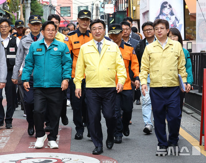 [서울=뉴시스] 최진석 기자 = 윤호중 행정안전부 장관이 지난해 10월 31일 서울 마포구 홍대거리를 찾아 핼러윈 데이 클럽거리 현장 점검을 하고 있다. 2025.10.31. myjs@newsis.com