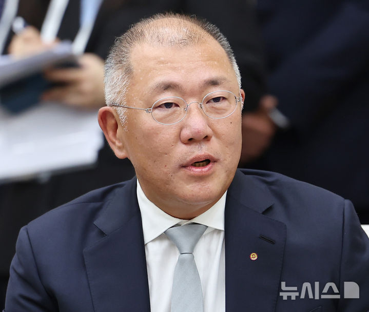 [경주=뉴시스] 고범준 기자 = 정의선 현대차그룹 회장이 31일 APEC 정상회의 장소인 경북 경주화백컨벤션센터(HICO)에서 이재명 대통령과 젠슨 황 엔비디아 최고경영자(CEO) 접견에서 발언하고 있다. (대통령실통신사진기자단) 2025.10.31. bjko@newsis.com