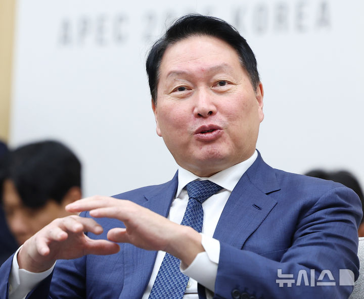 [경주=뉴시스] 고범준 기자 = 최태원 SK그룹 회장이 31일 APEC 정상회의 장소인 경북 경주화백컨벤션센터(HICO)에서 이재명 대통령과 젠슨 황 엔비디아 최고경영자(CEO) 접견에서 발언하고 있다. (대통령실통신사진기자단) 2025.10.31. bjko@newsis.com