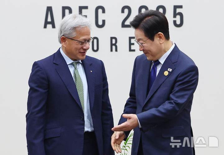 [경주=뉴시스] 고범준 기자 = 이재명 대통령이 31일 APEC 정상회의 장소인 경북 경주화백컨벤션센터(HICO)에서 젠슨 황 엔비디아 최고경영자(CEO)를 접견하고 있다. (대통령실통신사진기자단) 2025.10.31. bjko@newsis.com