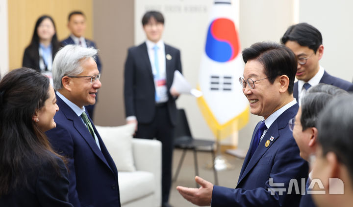 [경주=뉴시스] 고범준 기자 = 이재명 대통령이 31일 APEC 정상회의 장소인 경북 경주화백컨벤션센터(HICO)에서 젠슨 황 엔비디아 최고경영자(CEO)와 메디슨 황  마케팅 담당 수석 이사와 대화를 하고 있다. (대통령실통신사진기자단) 2025.10.31. bjko@newsis.com