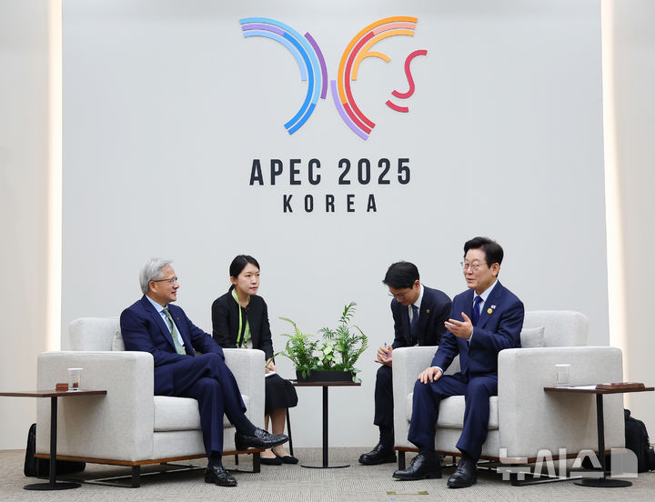 [경주=뉴시스] 고범준 기자 = 이재명 대통령이 31일 APEC 정상회의 장소인 경북 경주화백컨벤션센터(HICO)에서 젠슨 황 엔비디아 최고경영자(CEO)를 접견하고 있다. (대통령실통신사진기자단) 2025.10.31. bjko@newsis.com